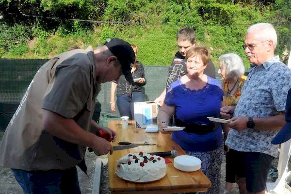 Photo d'Alain découpant le vacherin glacé