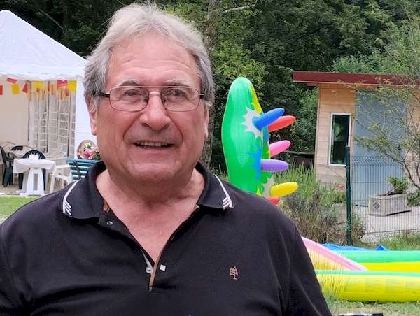 Photo de Chantal tenant Philippe dans ses bras