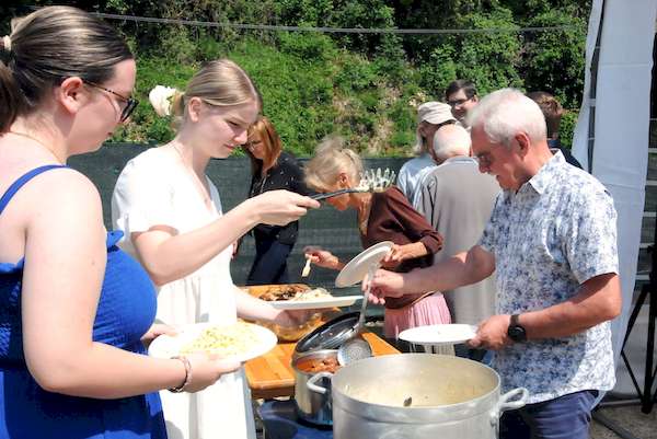 Photo de Elisa, Lola, Didier au service du plat chaud