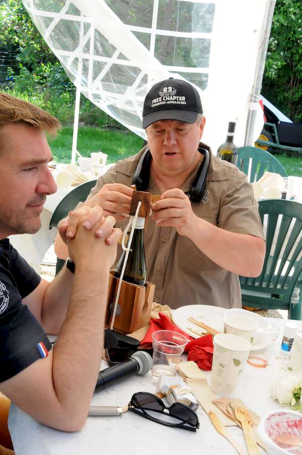 Photo de Jean-Pierre et Alain tentant de résoudre un casse-tête
