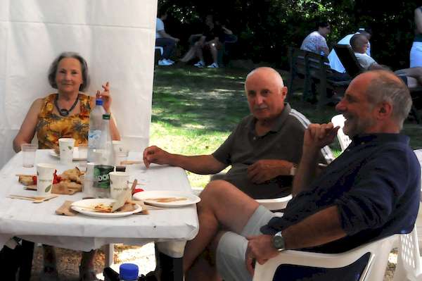 Photo de Jacqueline et des deux Serge