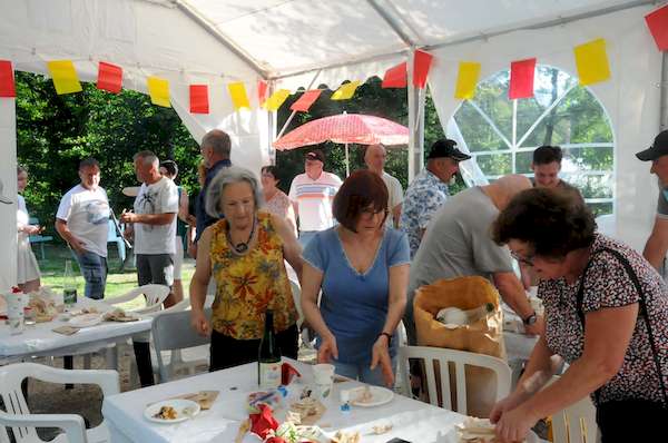 Photo de la famille débarrassant les tables