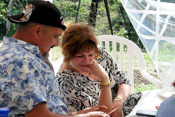 Photo de Pascal et Sylvie regardant une photo