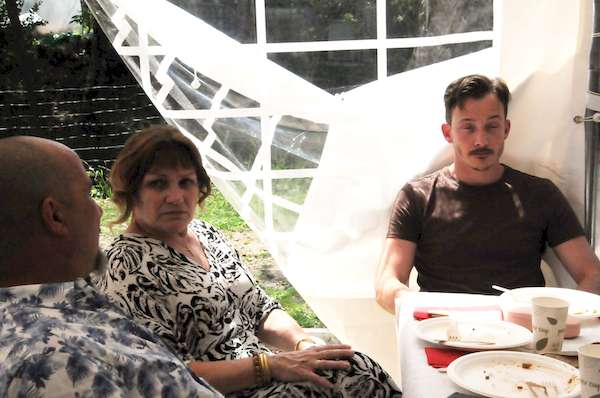 Photo de Pascal, Sylvie et Thibault à table