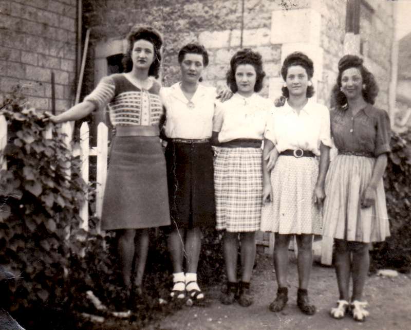 Photo de Andrée, Gabrielle, Simone, Jeanine et Camille Gaillard, en 1945, au passage-à-niveau de Seyssel-Corbonod