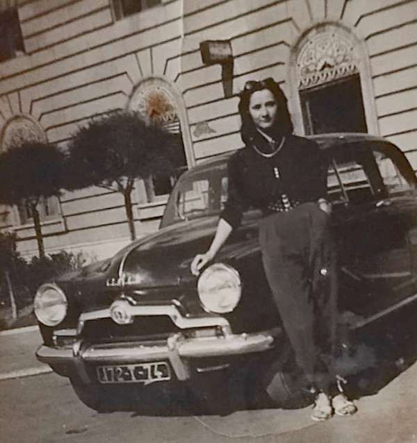 Photo de Ginette Gaillard posant devant une voiture