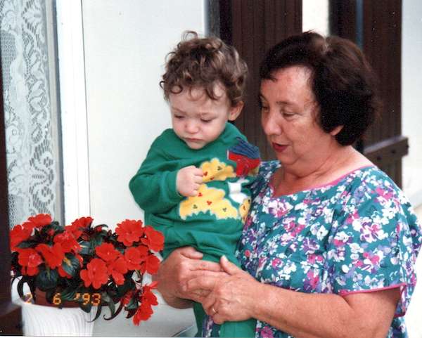 Photo de Camille tenant son petit-fils Thibault sur les bras en 1993