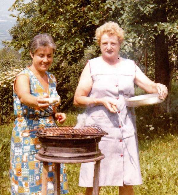 Photo d'Andrée Gondret et Monique devant un barbecue