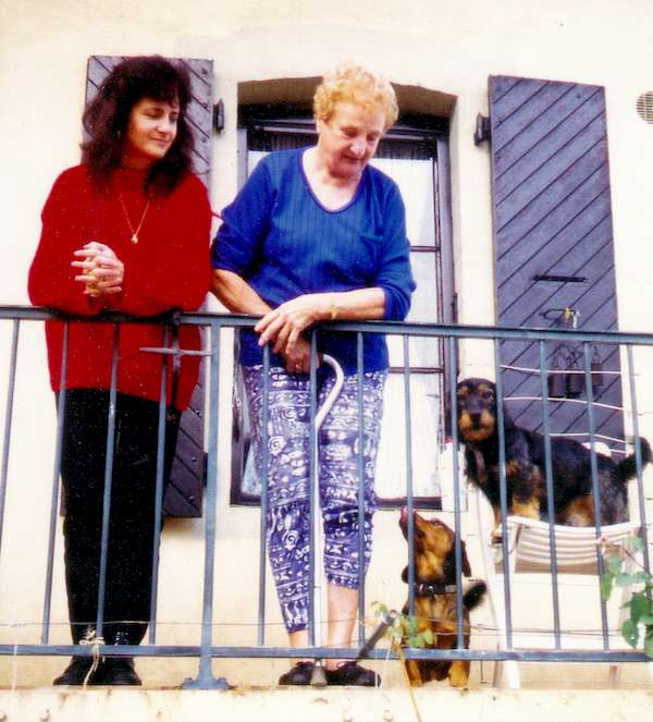 Photo d'Andrée Gondret et Noëlle sur un balcon
