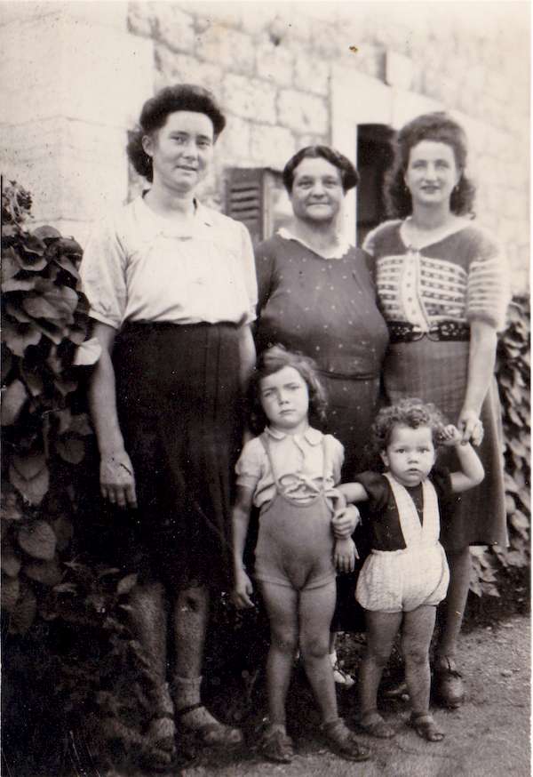 Renée avec son fils Lucien , sa mère, sa soeur Andrée le 21 août 1945
