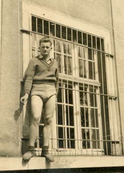 Photo de Robert en quartier libre 1952