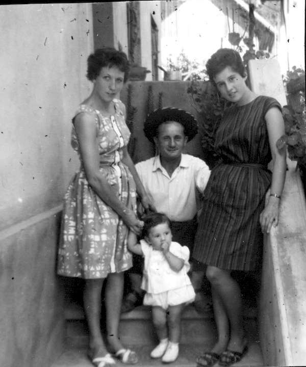 Photo d'Eliane, Robert, Patrick et Marie-Claude à Hermillon 1962