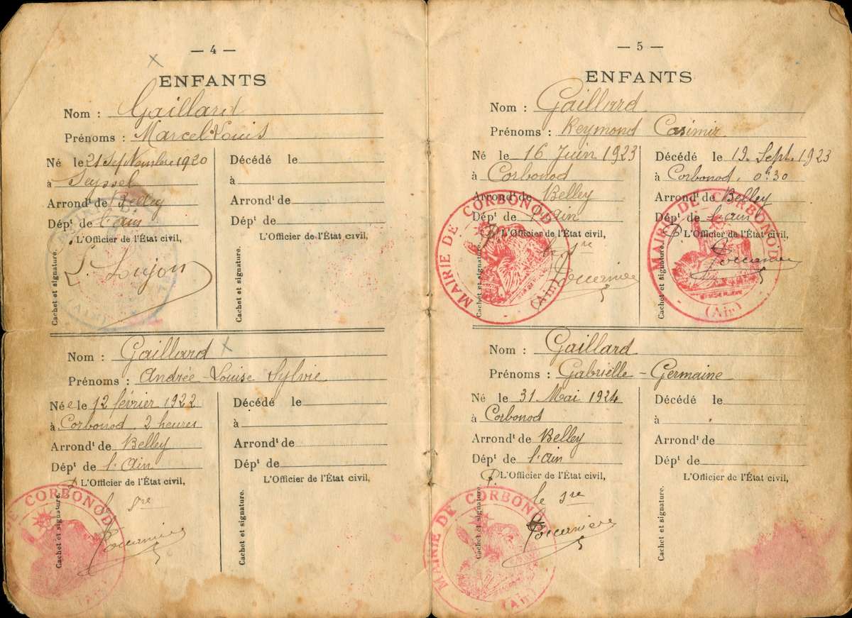 Photo des pages 4 et 5 du livret de famille